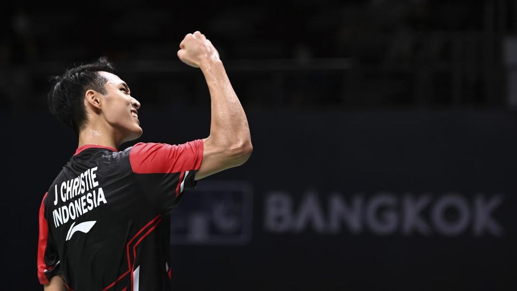 Dalam durasi 22 menit, Jojo akhirnya merebut gim pertama dengan skor 21-13.